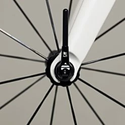 LifeLine Professional Quick Release Akselsæt (karbon/titanium) 8 LifeLine Professional Quick Release Akselsæt (karbon/titanium) -Maxxis Butik LifeLine Carbon Titanium Quick Release Skewers in situ 1