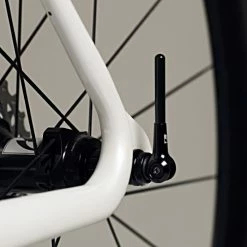 LifeLine Professional Quick Release Akselsæt (karbon/titanium) 9 LifeLine Professional Quick Release Akselsæt (karbon/titanium) -Maxxis Butik LifeLine Carbon Titanium Quick Release Skewers in situ 2